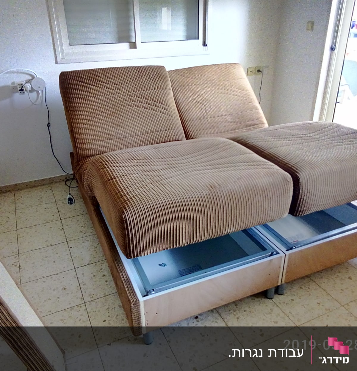 מיטה מתכווננת עם בסיס עץ ורגלי מתכת